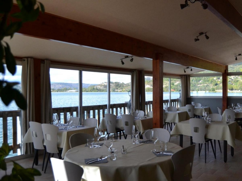 rrestaurant avec terrasse couverte équipée d'une véranda